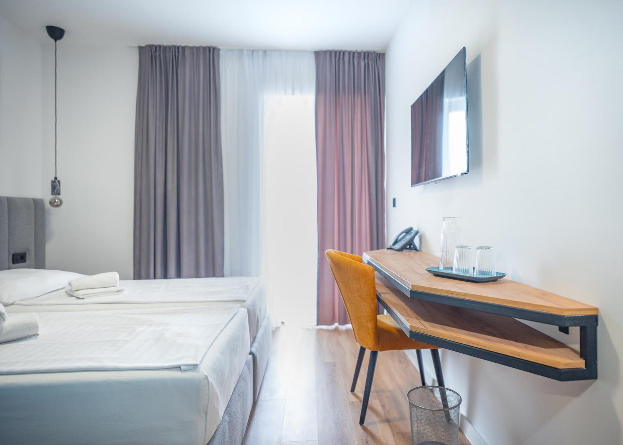 Hotel Miran Pirovac Exterior photo